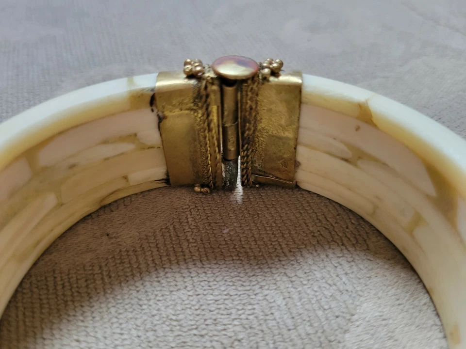 Brazalete grande con bisagras de hueso con detalles de piedra central ámbar y latón Foto 3 de 4