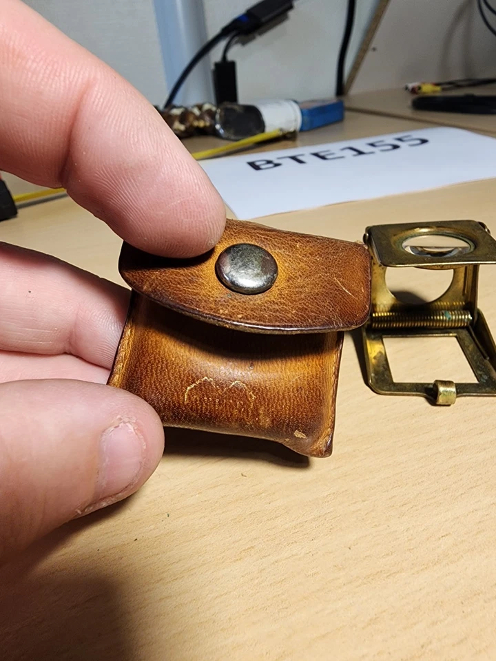 Mini Loupe typographe ancienne laiton + étui cuir • pliable 1930s – déco vintage - Photo 2/4