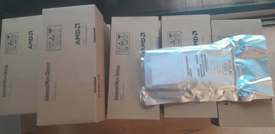 AMD EPYC ROME 7F32 OEM sbloccato 8C 3,7 GHz SP3 server CPU alta frequenza L3 128 MB - Immagine 4 di 4