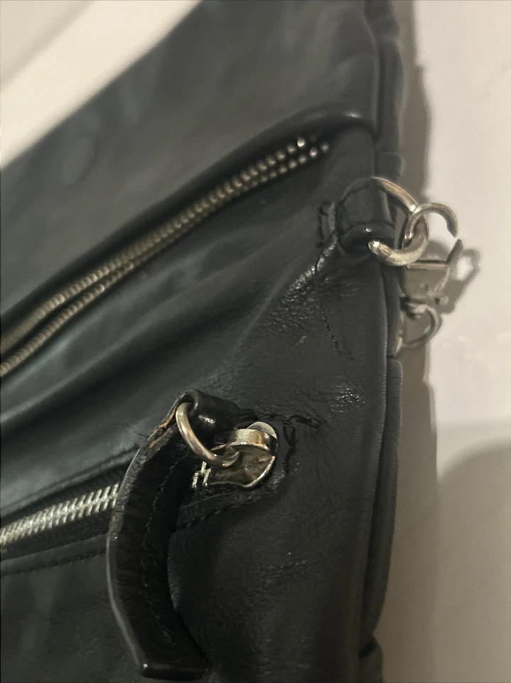 Bolsa clutch de couro preta Bebe com alça de ombro corrente tom prata. J6 - Imagem 3 de 4