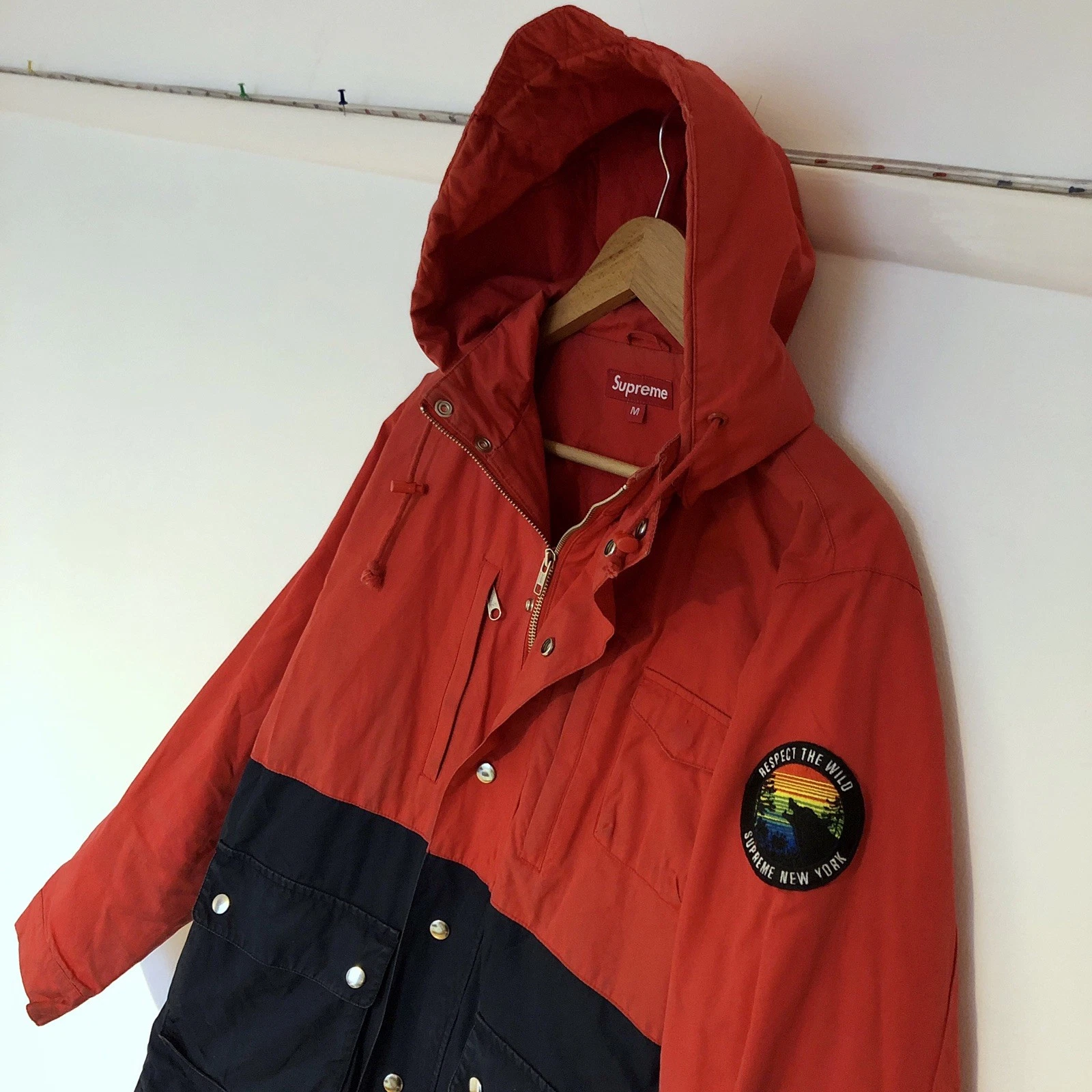 Veste parka SUPREME « RESPECT THE WILD ». De 2007. Medium. Rouge et marine. Rare.