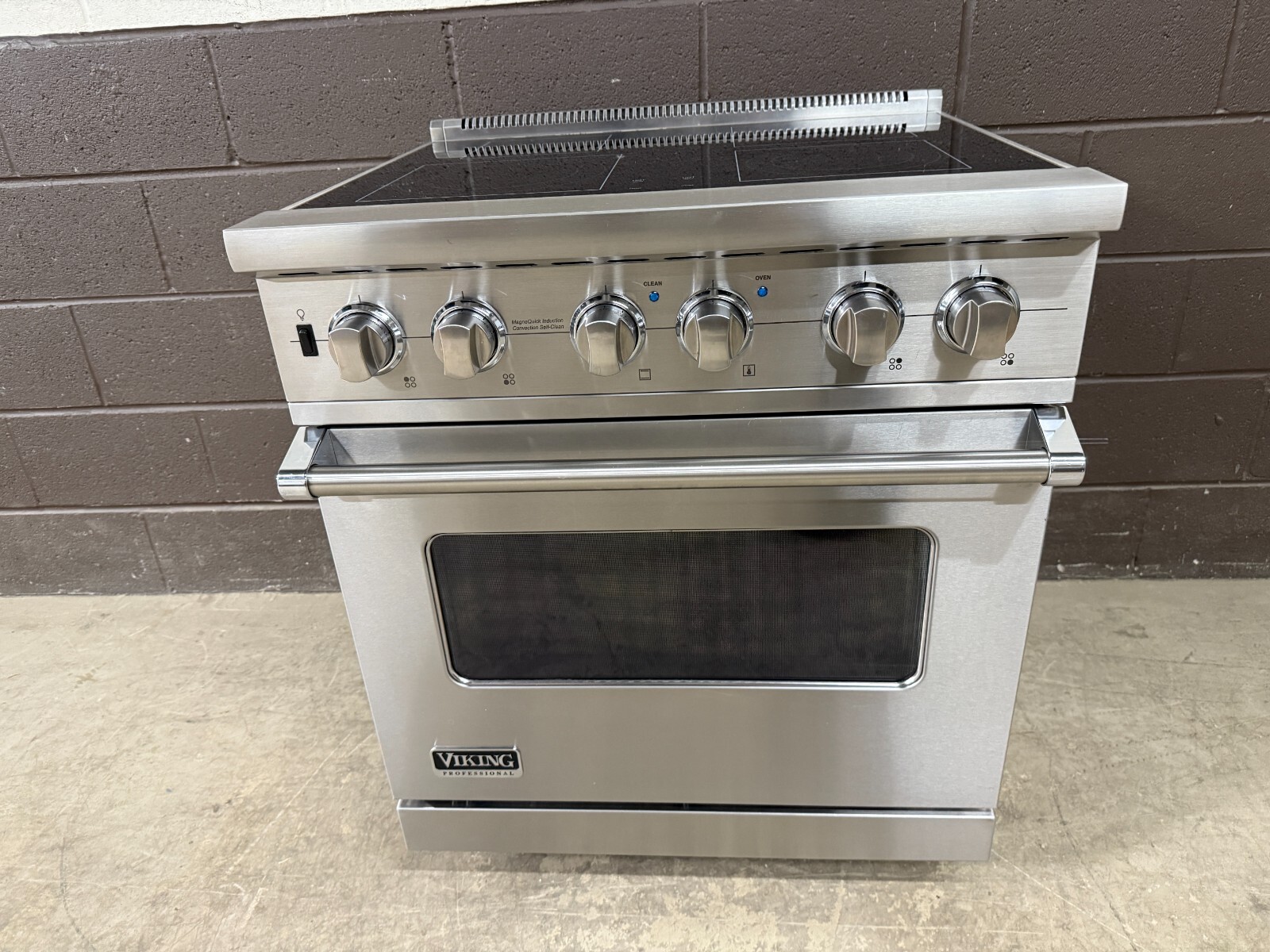 VIKING VISC5304BSS - 30" Professional Induction Range Oven 4 Burner Stainless