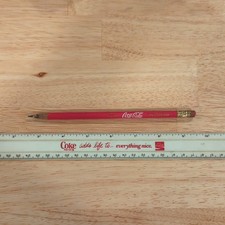 Crayon publicitaire Coca-Cola en bois rouge et doré avec gomme thème soda
