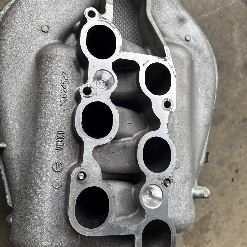 Colector de admisión superior de aluminio genuino Cadillac STS 3,6 L con cuerpo de acelerador OEM GM Foto 3 de 4