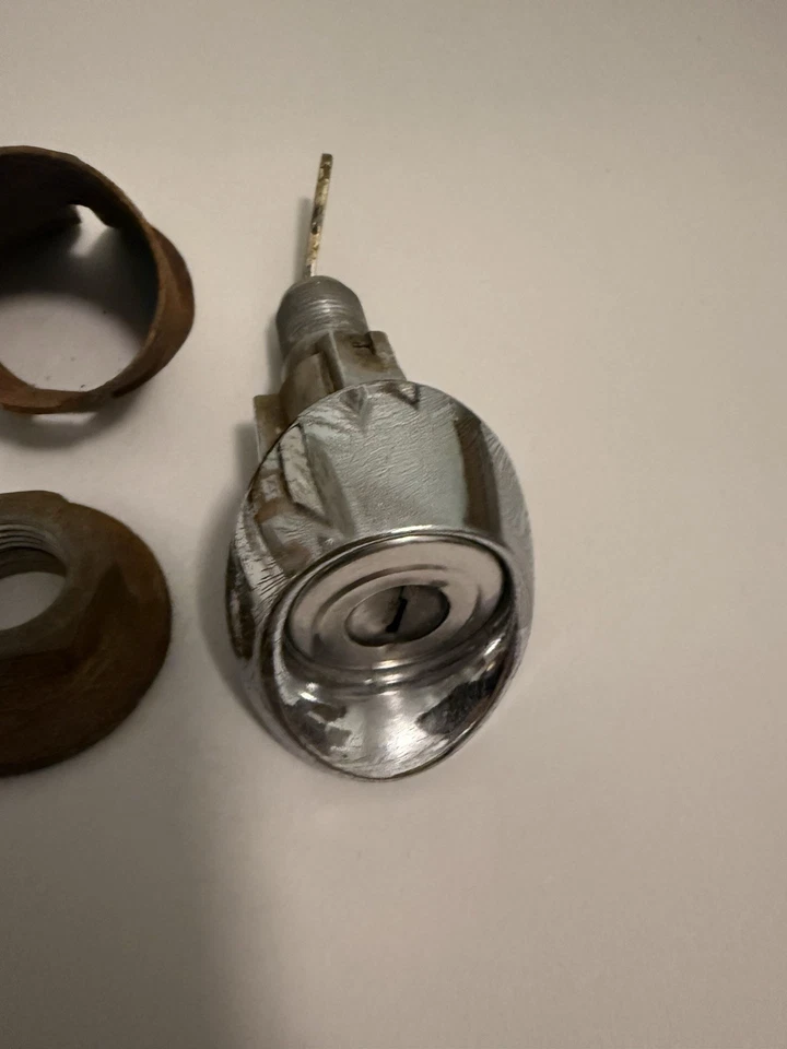 1966 1967 1968 1969 Ford Falcon moldura de trava de porta-malas cromada C6DB-6243600-A - Imagem 2 de 4