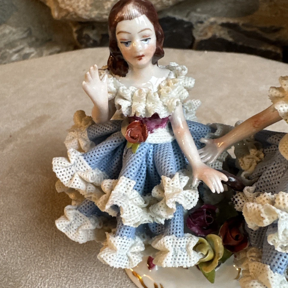 Antigua estatuilla de porcelana de Dresde Alemania victoriana encaje niñas gemelas en azul Foto 3 de 4