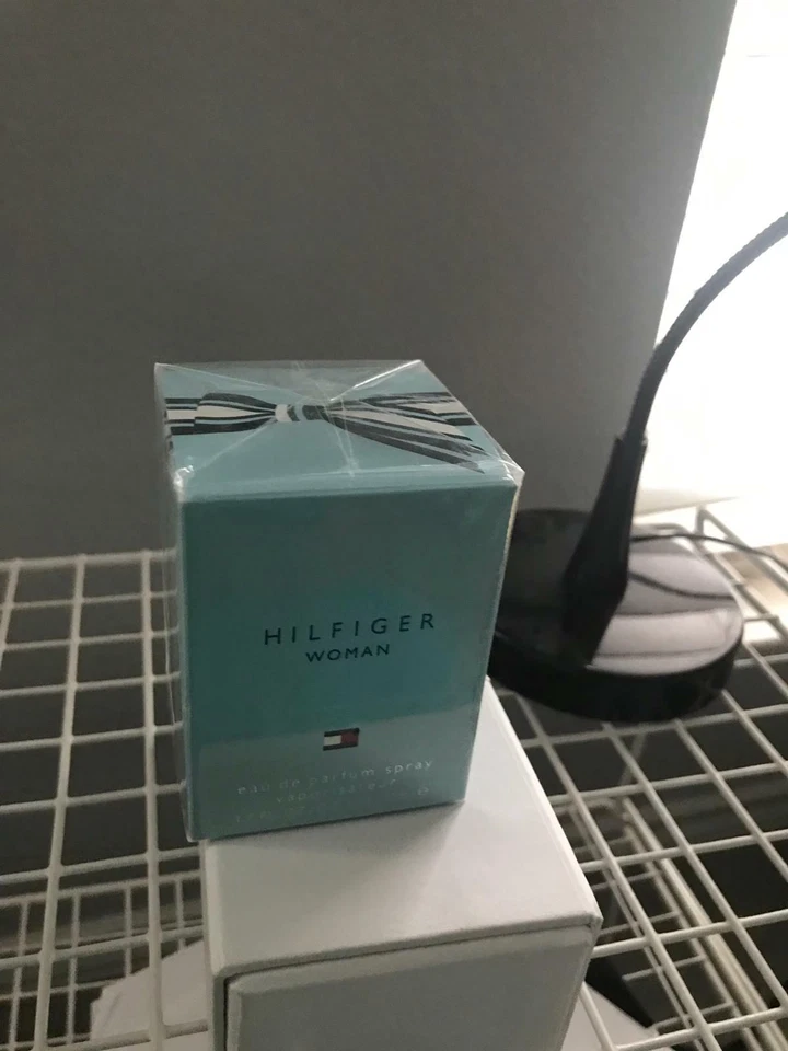 Tommy Hilfiger por Tommy Hilfiger Versión Original Para Mujer EDP 1.7 Oz / 50 ml Foto 2 de 4