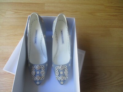 Manolo Blahnik Hangisi 90 Daisy Chambray Crystal Buckle Pump 38.5 US 8 8.5 NEW
