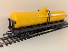 Tri-ang R117 OO Gauge Bogie Oil Tanker Wagon – Shell Yellow