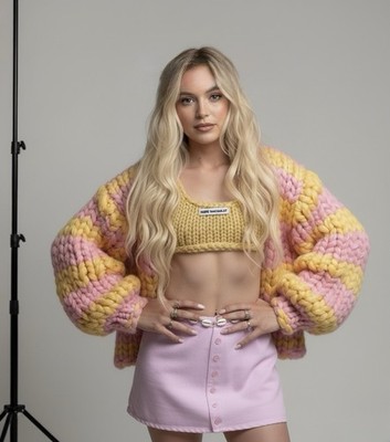 Handgestrickter Chunky Knit Cardigan in Rosa-Gelb   limitiertes Design