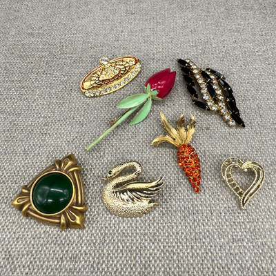 Vintage Brooch Lot 7 Brooches Rhinestones Some Signed Monet Jerrys Coro
