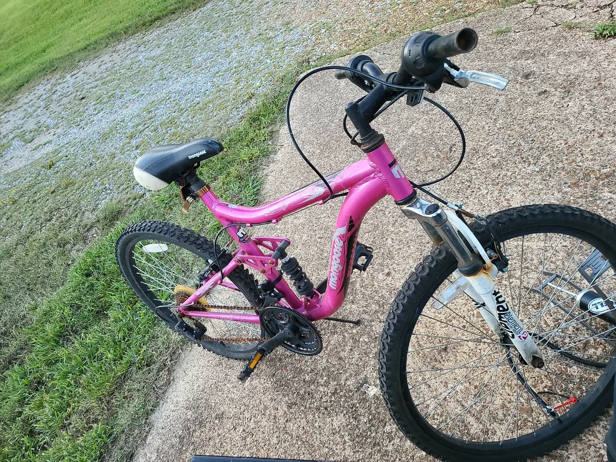 Mongoose 21 speed Ledge 2.1 Mountain Bike, model R2461wmb pink