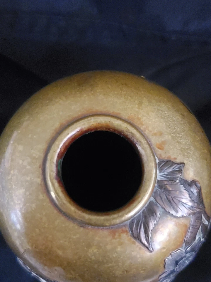 Jarrón japonés de bronce con incrustaciones de metales mezclados en motivo de hoja floral. Acabado Foto 4 de 4
