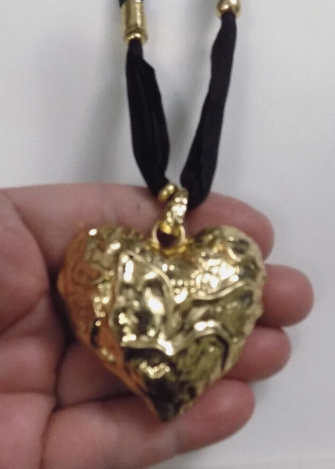 ZARA Nuevo Colgante CORAZÓN Grande Hinchado Mujer con COLLAR de Tela Larga Dorado 1856/321 Foto 3 de 4