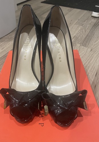 Ivanka Trump Womens Sz 8 Black Gloss High Heel Shoes Pumps w/ Bow Logo PEEP TOE