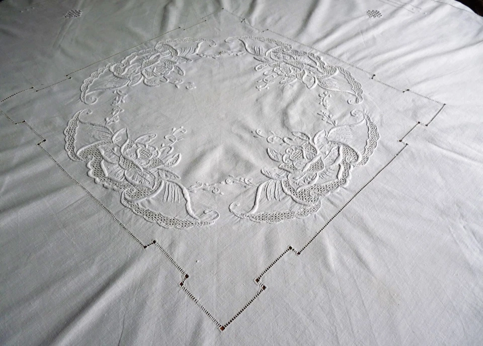 Nappe ancienne en métis fin blanc brodé/Broderie main fleurs jour 109,5/172,5 cm - Photo 3/4