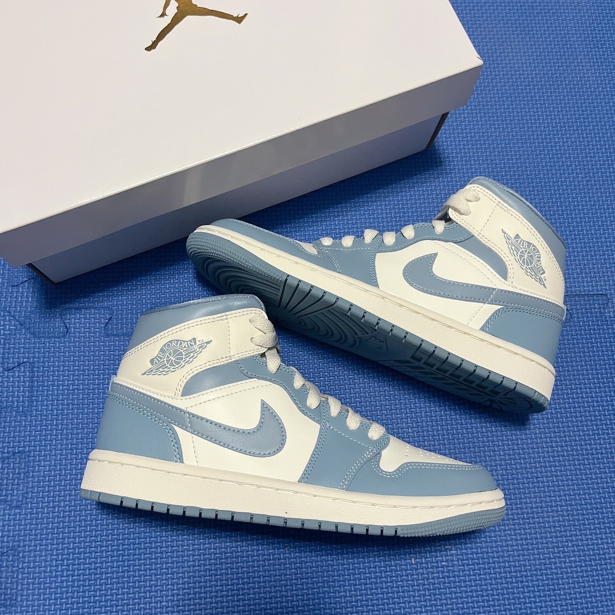国内発送 NIKE WMNS AIR JORDAN 1 MID UNC BQ6472-141 WMNS) Air Jordan 1 Mid 'University Blue 2022' BQ6472-141