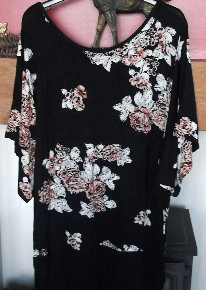 Stretchy Top, Size 20/22, Black/Floral , Short Kimono Sleeves, Ruching to Sides - Image 3 of 4