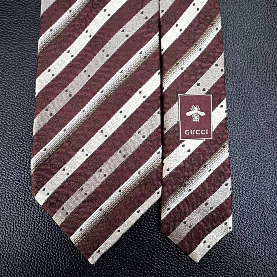 Cravatta Gucci nuova mai usata a righe rosso argento 100% seta Made in Italy - Immagine 3 di 4
