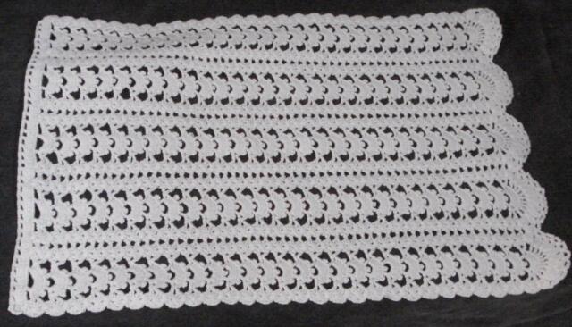 vintage-white-crocheted-chair-back-doily-interesting-pattern-vgc