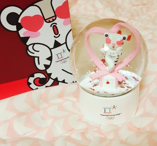 PyeongChang 2018 Korea Winter Olympic Official Love Snow Ball Globe Soohorang - Picture 4 of 4