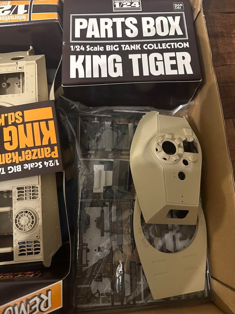 Bandai 1/24 King Tiger Sd Kfz 182 German Heavy Tank 6 Remote Bandai 1/24 King Tiger Sd Kfz 182 German Heavy Tank 6 Remote
