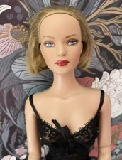 Tonner - Tyler Wentworth -  "Trends" body - redressed - bending wrist body