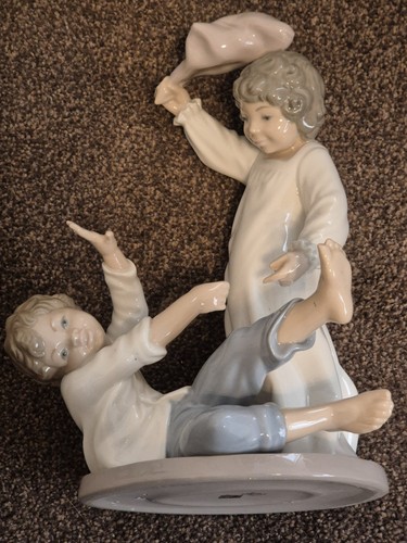 Beautiful Lladro / NAO " Pillow Fight " Figurine - VGC stamped unboxed - Picture 2 of 23