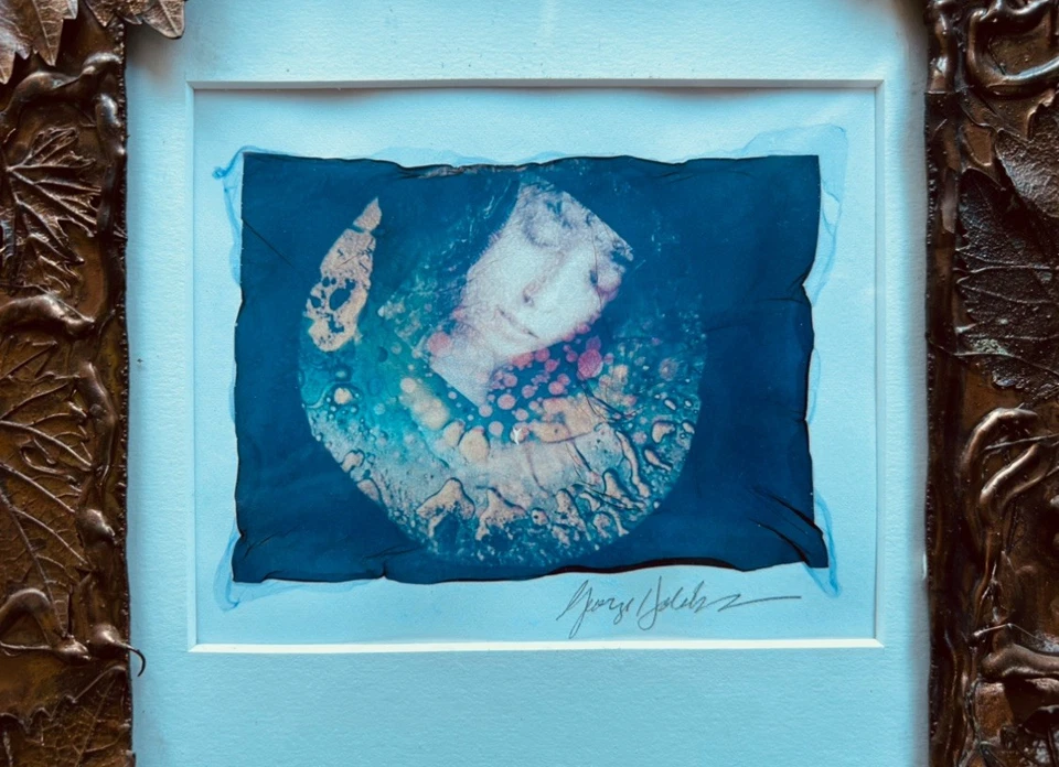 Marco electroformado de cobre y foto firmada por los artistas George Holden, Hope Harris Foto 2 de 4