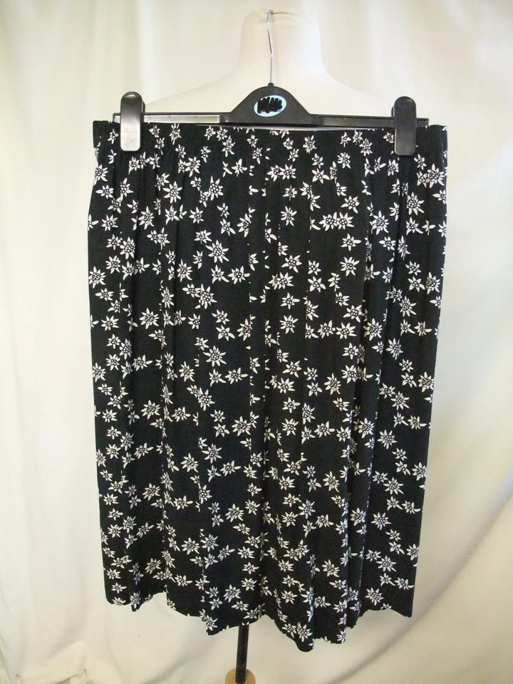 Ladies Skirt St.Michael M&S waist 32" black floral pull-on, pleated front 8080 - Image 2 of 3