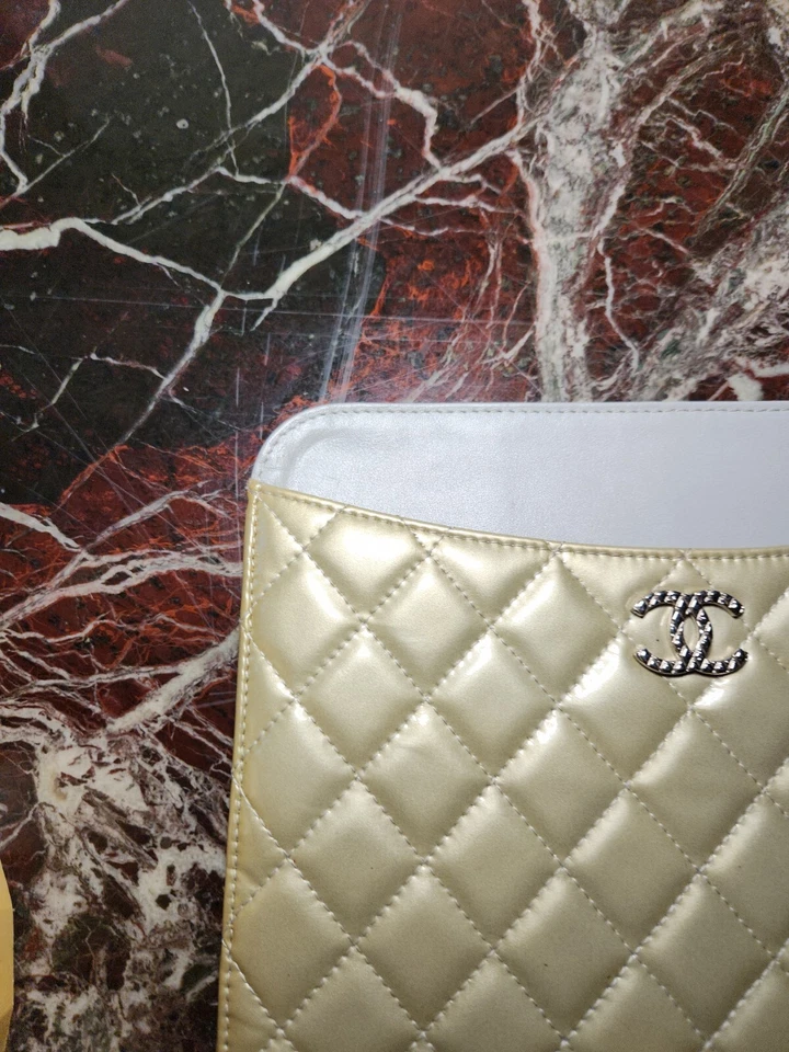 Funda Carcasa iPad Chanel CC 15095296 Cuero Acolchado Beige Foto 3 de 4