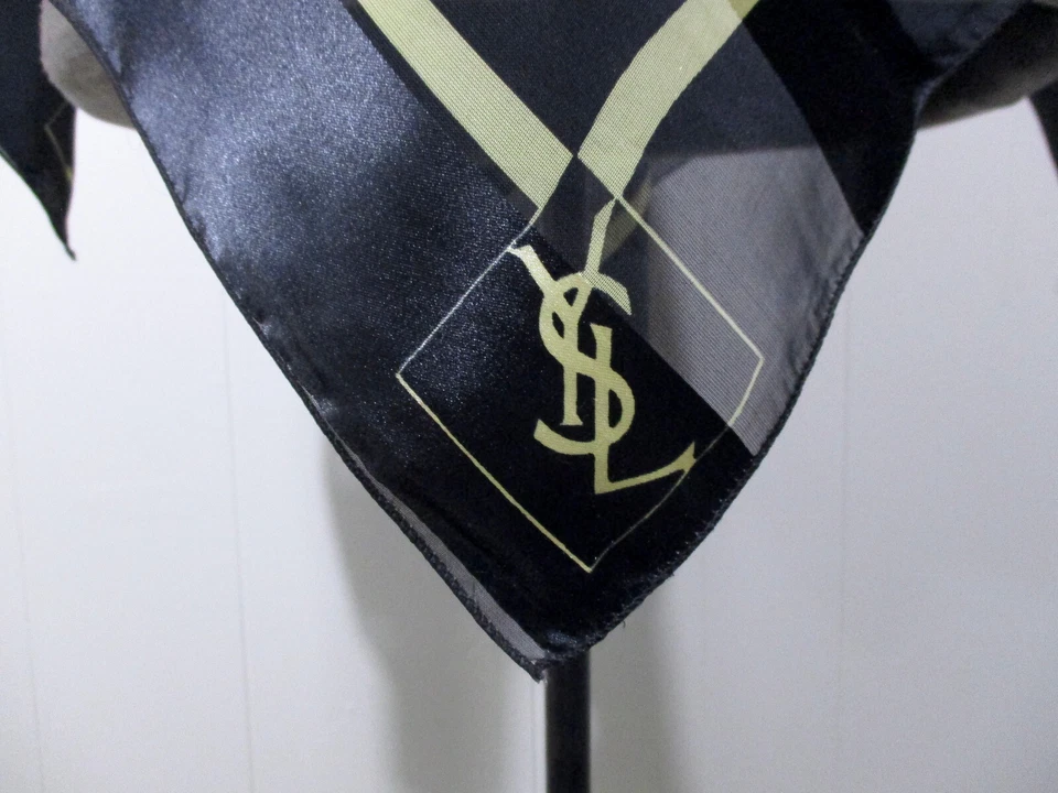 De colección Años 80 • Yves Saint Laurent • Bufanda de Seda 40" Estampado YSL - Italia - Como Nueva Foto 2 de 4