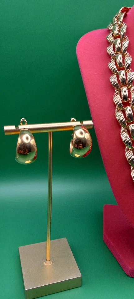 Cadena vintage firmada por Monet de doble eslabón tono dorado con pendientes de aro anchos Monet  Foto 2 de 4