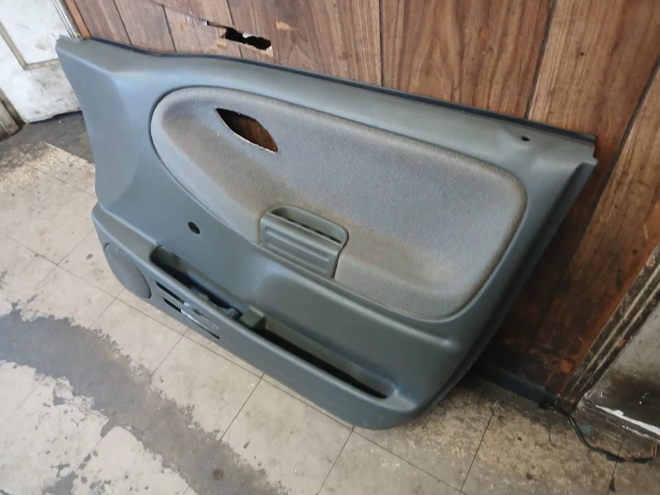 02 Geo Tracker 4 door Front door panel Right Passenger MANUAL - Image 4 of 4