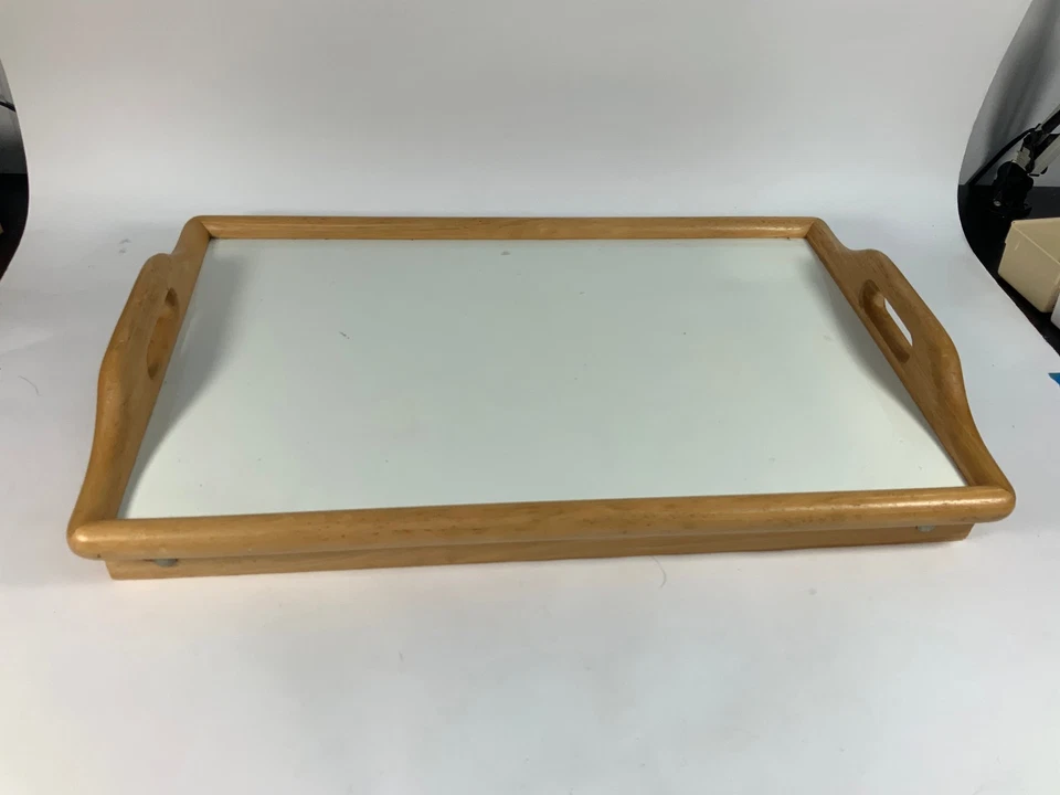 DESAYUNO de madera vintage con tapa laminada blanca en bandeja de cama Foto 2 de 4