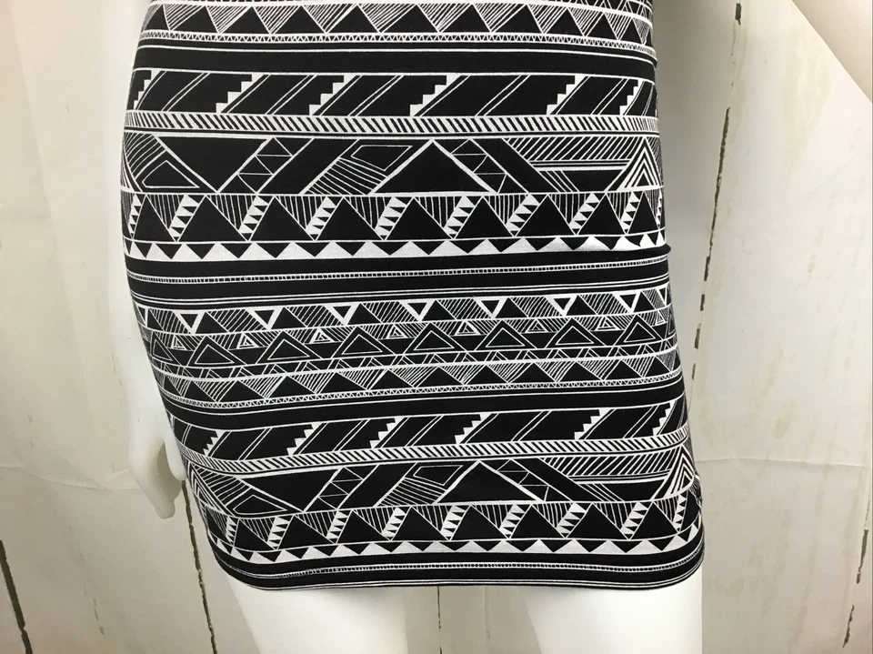 Розовый Victoria's Secret черный/белый ацтекский узор сердце вырез тела Con платье S - Изображение 4 из 4