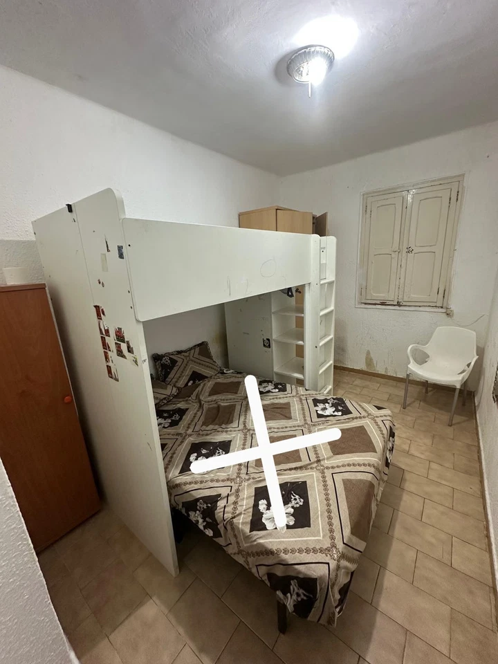 Litera alta de madera blanca con estantes: diseño que ahorra espacio - Imagen 2 de 4