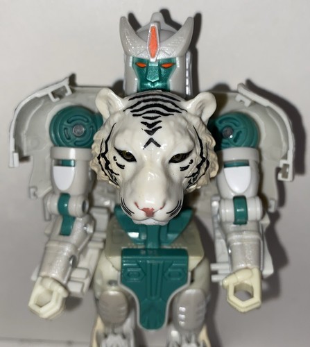 Hasbro Transformers War for Cybertron Kingdom Voyager Blaster Action Figure - Picture 2 of 3