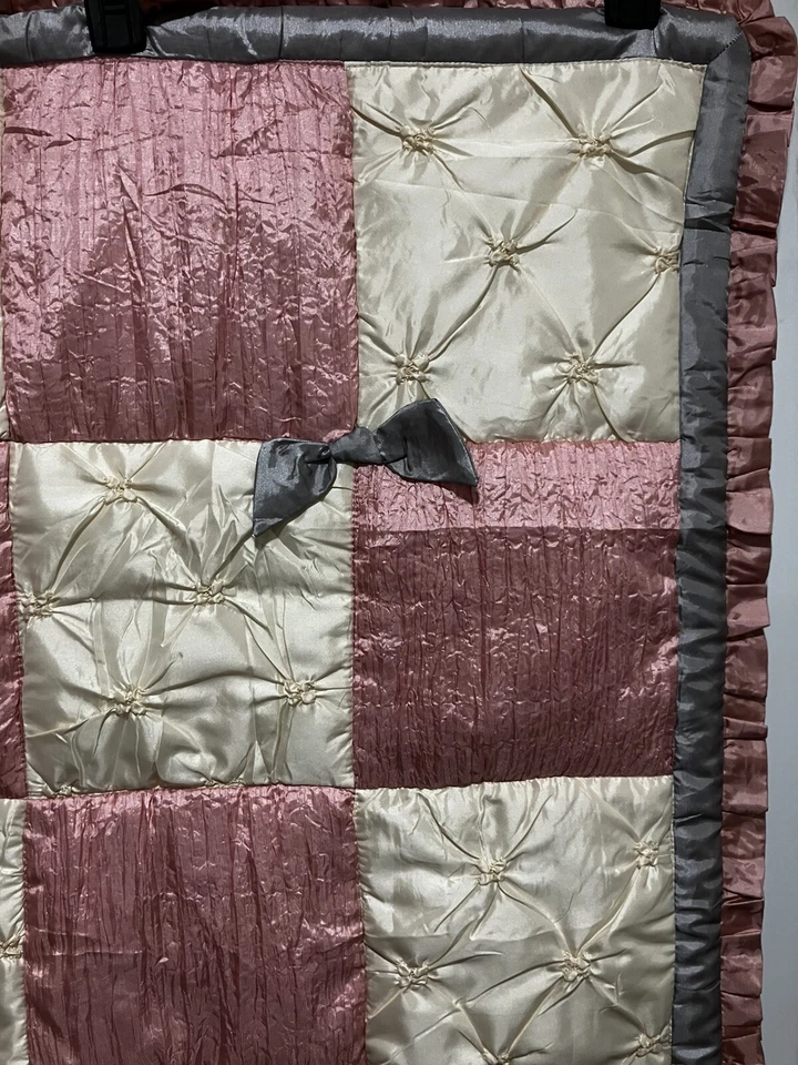 Edredón cuna bebé niña Bella Patchwork 30 X 42 de The Peanutshell Foto 3 de 4