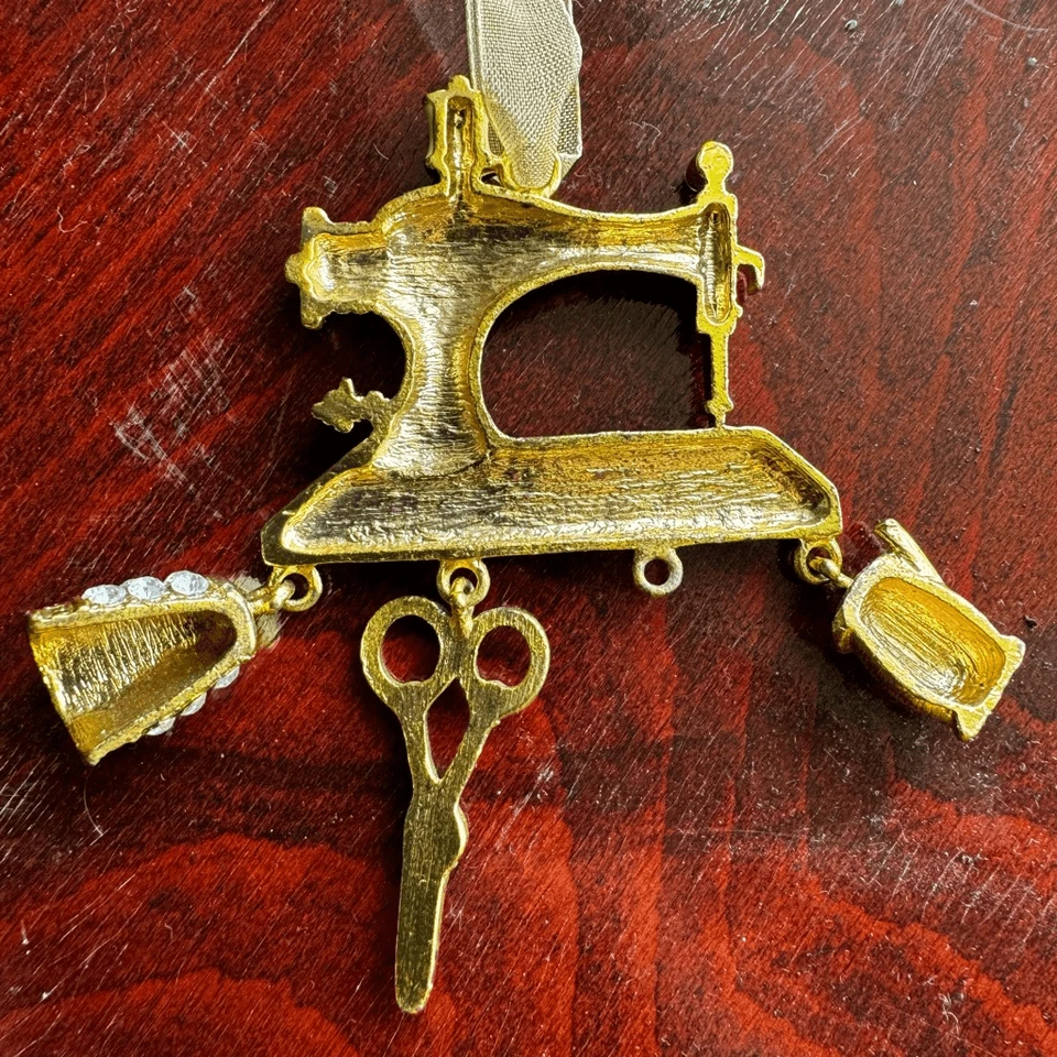 Adorno para máquina de coser tono dorado con dijes y piedras Foto 4 de 4