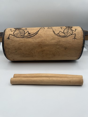 Tamburo a fessura cerimoniale intagliato a mano vintage con bastoncini africano 17-1/2" - Foto 7 di 8