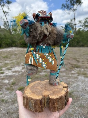 Navajo Kachina Puppe Kam Belinza Juan signiert 11 Zoll groß Fell Federn Leder
