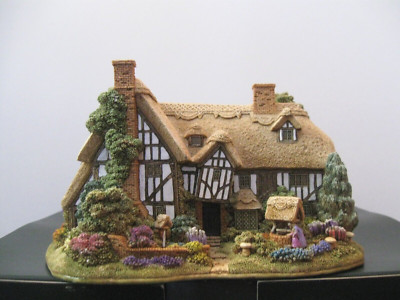 Lilliput Lane - The Well Wishers - Mint in original box with a deed. 