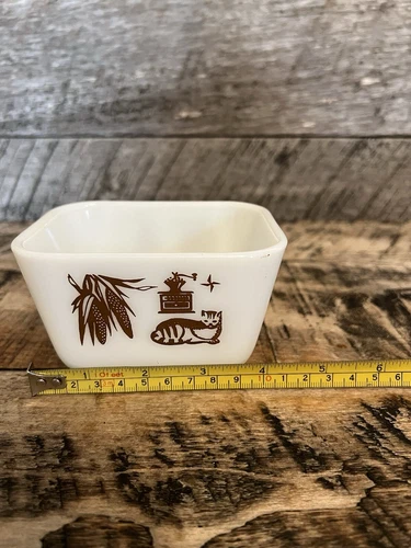 Lovely Vintage Pyrex 501B Early American Brown White 1 1/2 Cup Refrigerator Dish