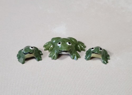 HR Hagen Renaker Miniature Early Frog Mama and Baby Figurines