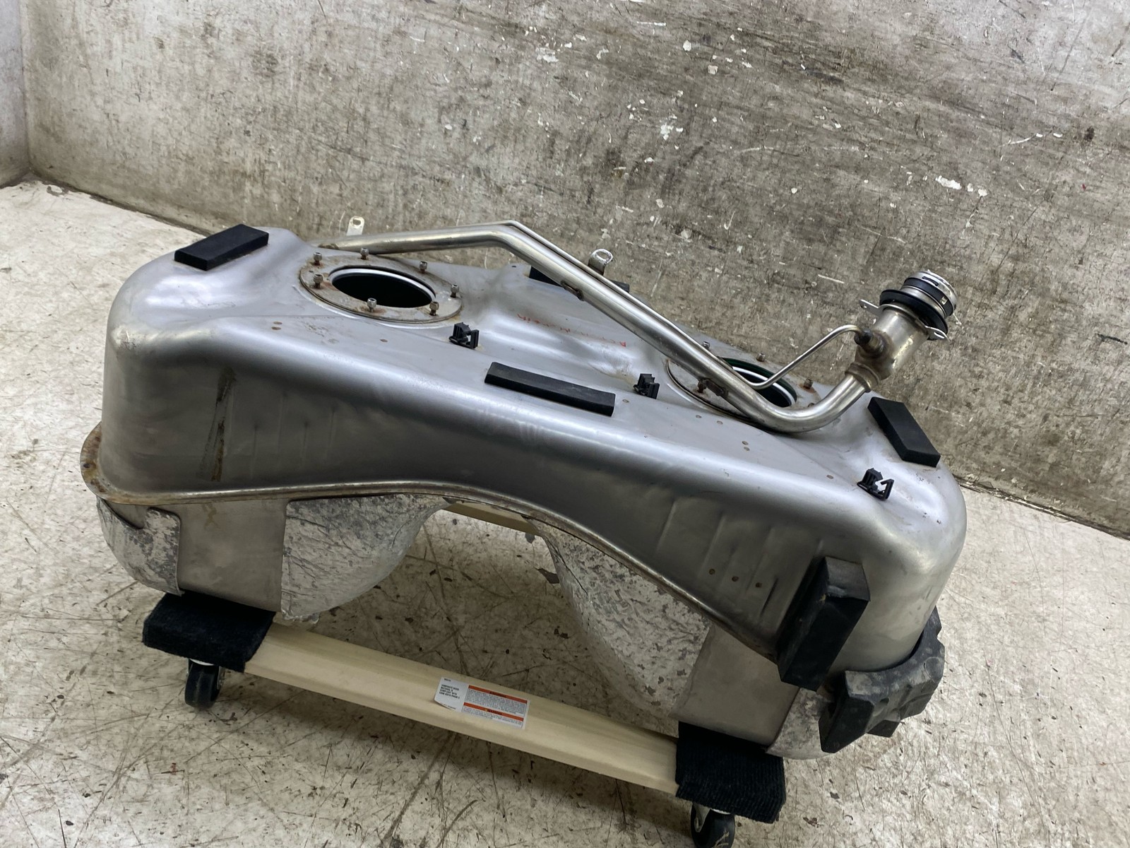 2020 2021 2022 2023 2024 2025 ASTON MARTIN DBX FUEL TANK W/ PUMP MY83-9K007-AE