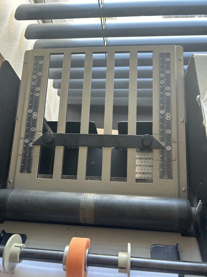 Carpeta de papel automática Martin Yale modelo 1501 CV-7. 7.500 hojas por hora, 8,5 x 11  Foto 2 de 4