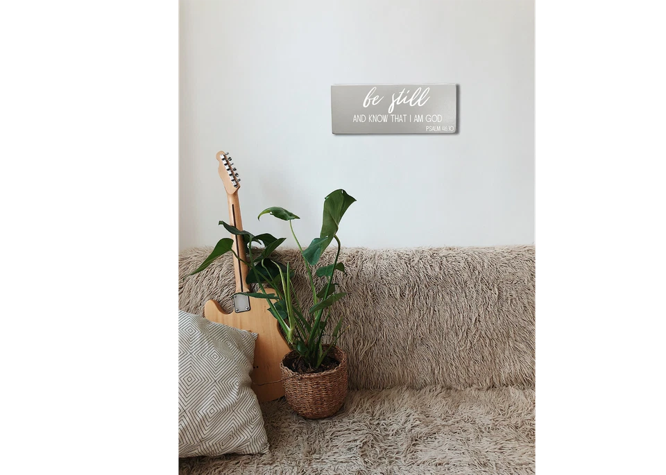 Letrero minimalista de madera negro, gris y blanco hecho a mano Be Still and Know that I am God Foto 3 de 4