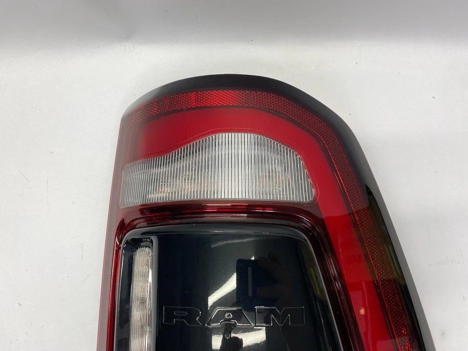 RAM 1500 2019-2024 pasajero LED luz trasera lámpara derecha con punto ciego OEM 68262532AH Foto 2 de 4