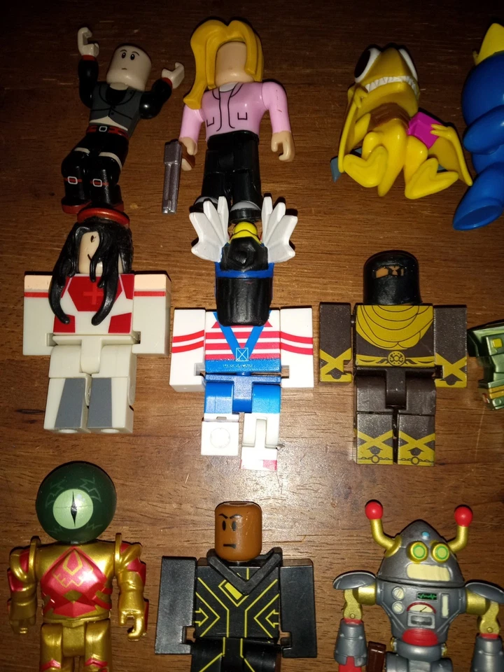 Lote de 23 figuras y armas Jazwares Roblox piezas extra Foto 2 de 4